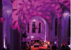 Jugendgottesdienst in lila Beleuchtung